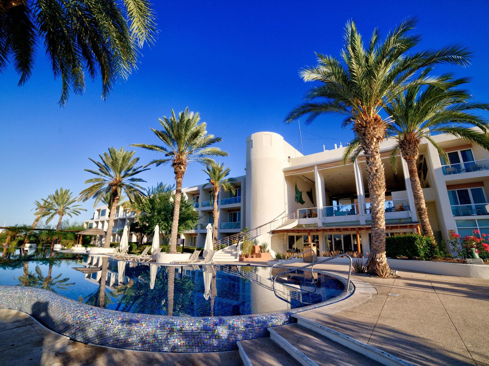 Pool & hotel Exterior